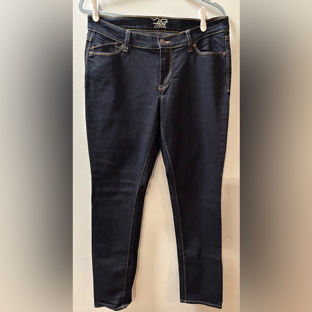 EUC Old Navy Vintage “The Flirt” Women’s Skinny Jeans, Size 10, Dark Rinse.